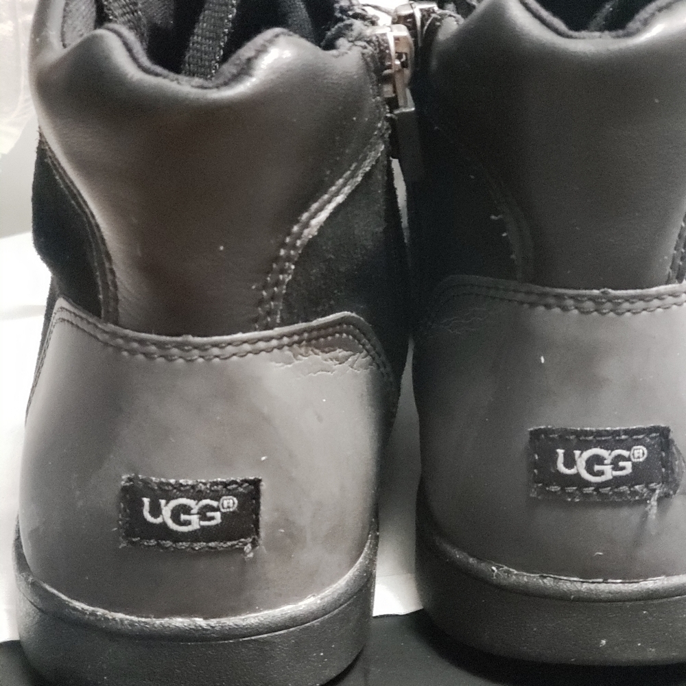 Ugg - Picture 4 of 5